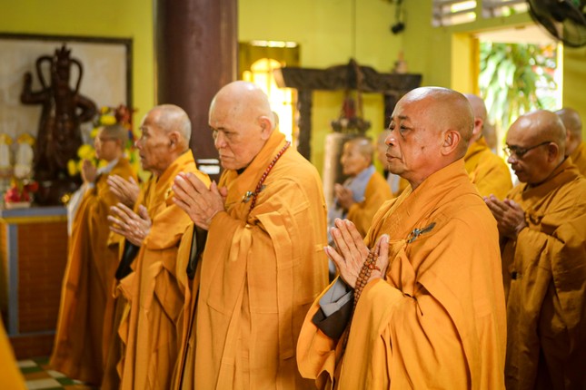 Chư tôn đức thực hiện khóa lễ niêm hương, bạch Phật Chư tôn đức thực hiện khóa lễ niêm hương, bạch Phật