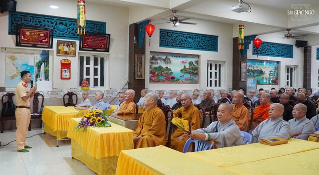 Chư Tăng Ni lắng nghe báo cáo chuyên đề