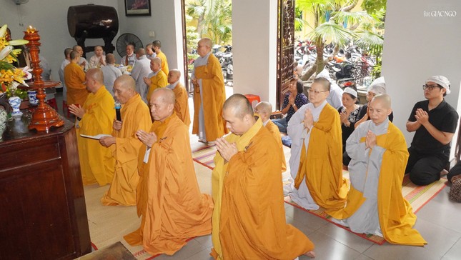 Môn đồ đệ tử tác bạch cúng dường trai Tăng nhân lễ húy kỵ Hòa thượng Thích Định Quang