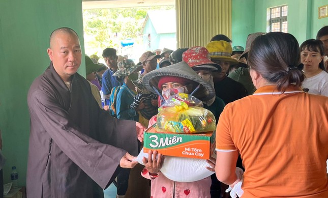Đại đức Thích Đồng Quảng tặng quà đến bà con dân tộc thiểu số