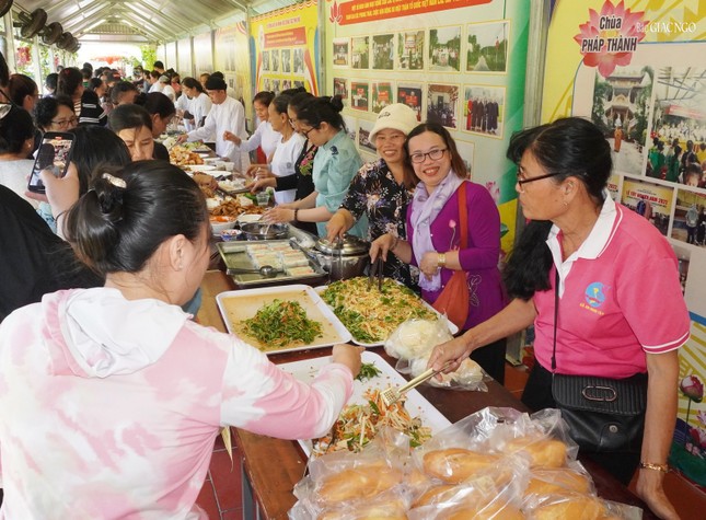 Mỗi tấm vé tham gia ngày hội ẩm thực chay, người tham gia đã ủng hộ 100.000 đồng vào quỹ “Vì người nghèo” của huyện Củ Chi Mỗi tấm vé tham gia ngày hội ẩm thực chay, người tham gia đã ủng hộ 100.000 đồng vào quỹ “Vì người nghèo” của huyện Củ Chi