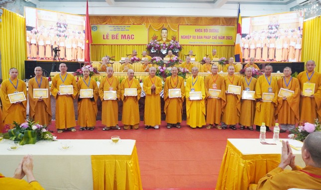 Hòa thượng Thích Huệ Thông trao chứng nhận đến chư tôn đức Ban Pháp chế các tỉnh thành hoàn thành khóa bồi dưỡng