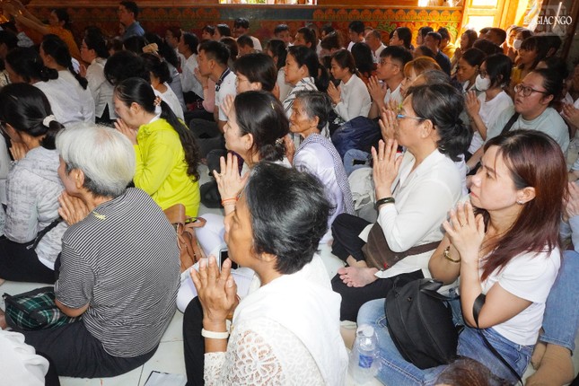 Phật tử tham dự khóa lễ tại chánh điện