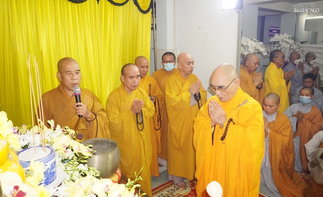 Chư tôn đức hộ niệm