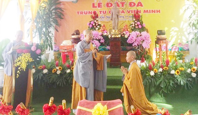 Ni trưởng Thích nữ Nhật Khương trao tịnh tài cúng dường xây chùa đến Ni sư Thích nữ Lệ Châu