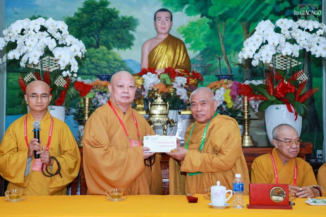 Hòa thượng Thích Lệ Trang trao tịnh tài cúng dường đến Hòa thượng Thích Giác Toàn, Trưởng ban Điều hành điểm truyền giới tại tịnh xá Trung Tâm