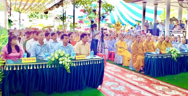 Chư tôn đức và đại diện chính quyền tham dự Chư tôn đức và đại diện chính quyền tham dự