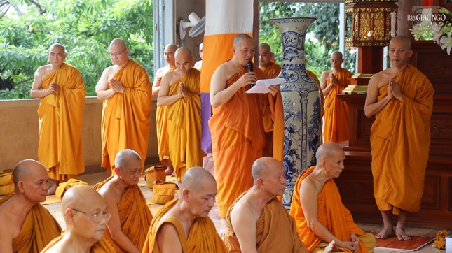 Chư tôn đức dẫn thỉnh cung an chức sự Hội đồng Thập sư