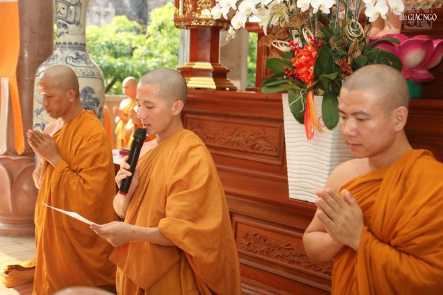 Cung thỉnh chư vị giới sư quang lâm Phật tiền