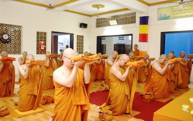 Trao truyền y bát