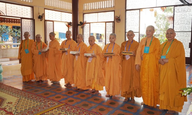 Ban Điều hành giới trường tịnh xá Ngọc Phương tặng quà đến các giới tử Thức-xoa-ma-na sau khi tấn đàn thọ giới