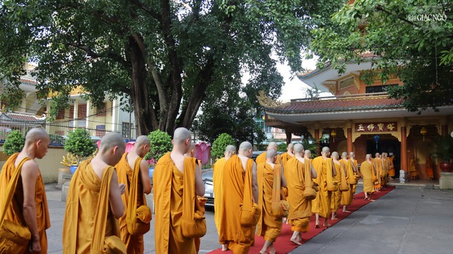 Giới tử trang nghiêm tiến vào giới trường