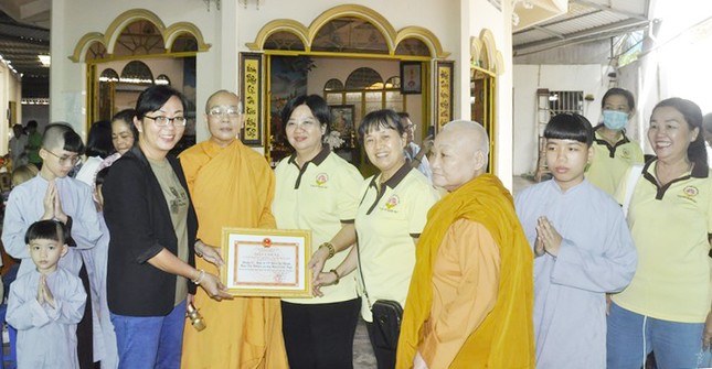 Ni sư Tuệ Liên, trụ trì tịnh xá Ngọc Hương; bà Lê Thị Kim Lộc, Phó Chủ tịch UBND P.1, TP.Sa Đéc cảm ơn đến đoàn Ban Từ thiện xã hội Báo Giác Ngộ