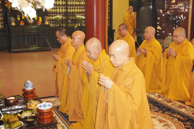 Chư tôn đức thành kính dâng hương tưởng niệm