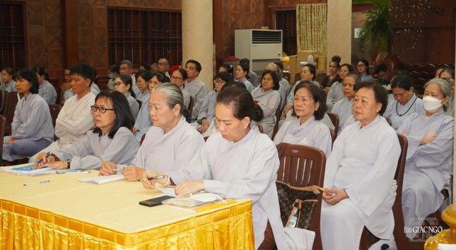 Phật tử ghi chép cẩn thận