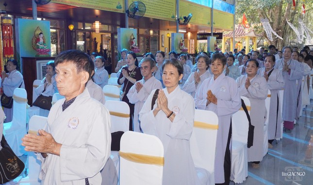 Đông đảo Phật tử, thân nhân có người mất vì tai nạn giao thông về chùa Hoằng Linh tham dự khóa lễ tưởng niệm