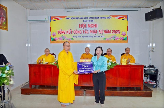 Đại đức Thích Thiện Hữu đại Ban Trị sự GHPGVN H.Phong Điền trao ủng hộ người nghèo 1 tấn gạo và 100 thùng mì đến Ủy ban MTTQVN huyện