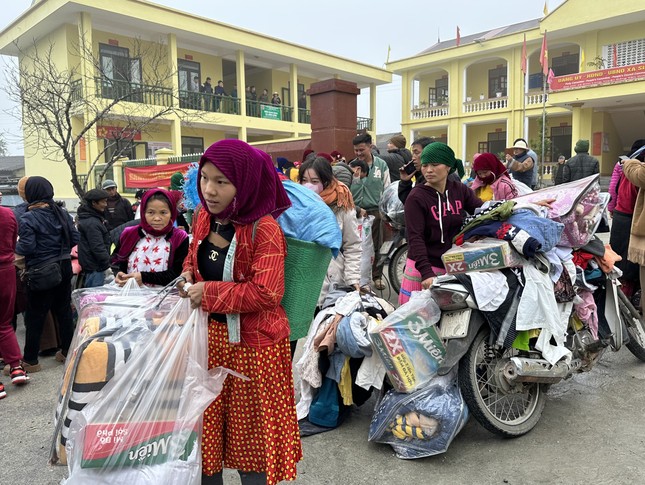 Những phần quà trao đến với bà con H.Đồng Văn Những phần quà trao đến với bà con H.Đồng Văn