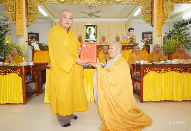 Thượng tọa Thích Trung Nguyện trao quyết định bổ nhiệm trụ trì đến Sư cô Thích nữ Diệu Thanh