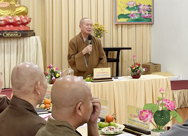 Hòa thượng Thích Đồng Quả điều hành phiên họp