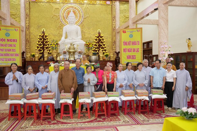 Trao tặng quà đến người dân trong dịp tổng kết công tác Phật sự Trao tặng quà đến người dân trong dịp tổng kết công tác Phật sự