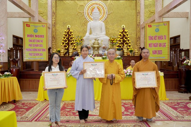 Thượng tọa Thích Quảng Hiền, Trưởng ban Trị sự GHPGVN tỉnh Đắk Nông trao bằng tuyên dương công đức ghi nhận đóng góp trong công tác Phật sự của Phật giáo H.Đắk Song Thượng tọa Thích Quảng Hiền, Trưởng ban Trị sự GHPGVN tỉnh Đắk Nông trao bằng tuyên dương công đức ghi nhận đóng góp trong công tác Phật sự của Phật giáo H.Đắk Song