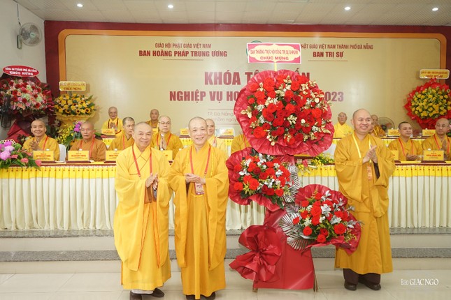 Lẵng hoa chúc mừng của Ban Thường trực Hội đồng Trị sự