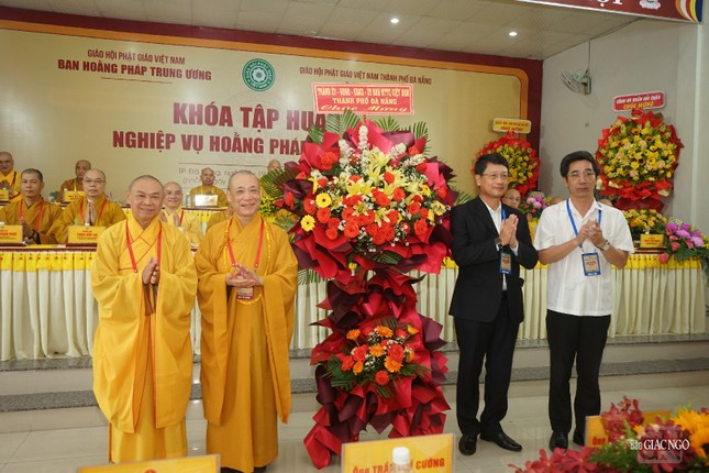 Lẵng hoa chúc mừng của chính quyền TP.Đà Nẵng