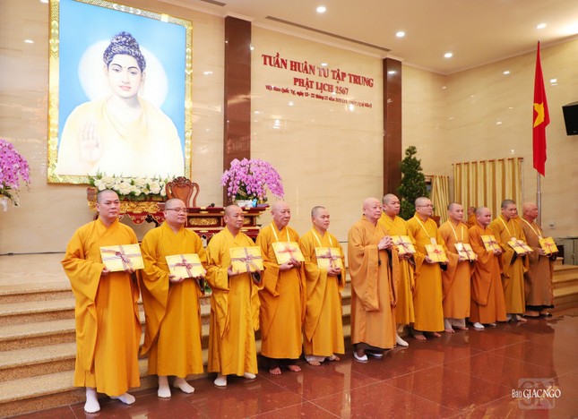 Trao chứng nhận đến chư tôn đức tham dự khóa bồi dưỡng trụ trì