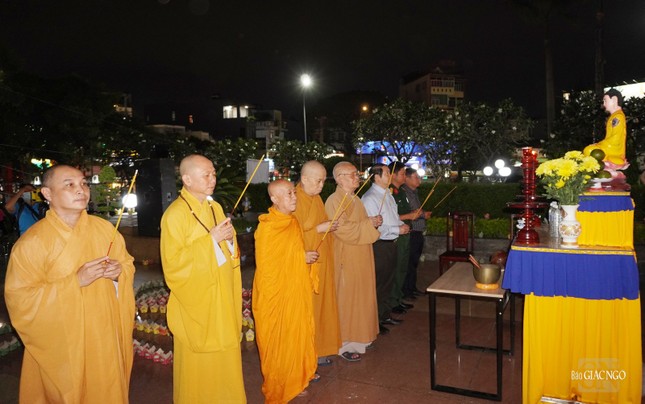 Chư tôn đức dâng hương tưởng niệm Chư tôn đức dâng hương tưởng niệm