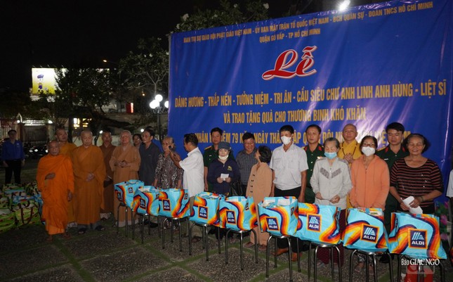 Trao tặng 100 phần quà đến thương binh khó khăn Trao tặng 100 phần quà đến thương binh khó khăn