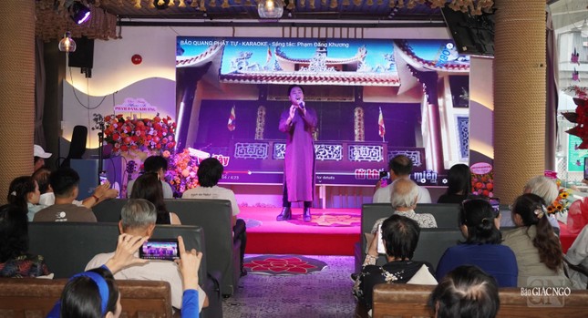 Ca sĩ Đông Quân thể hiện ca khúc A Di Đà của lòng con do nhạc sĩ Phạm Đăng Khương sáng tác Ca sĩ Đông Quân thể hiện ca khúc A Di Đà của lòng con do nhạc sĩ Phạm Đăng Khương sáng tác