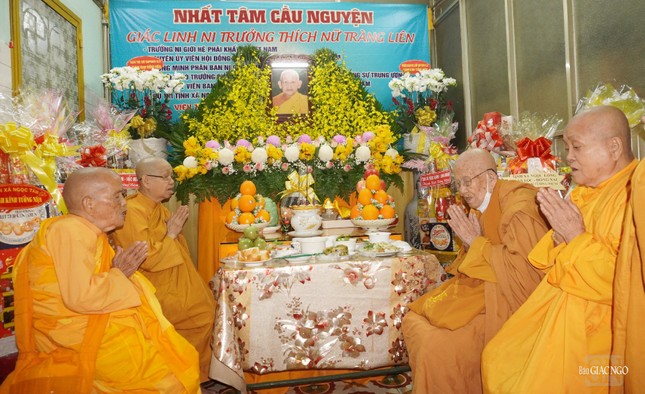 Ni giới hệ phái Khất sĩ nhất tâm tưởng niệm cố Ni trưởng Ni giới hệ phái Khất sĩ nhất tâm tưởng niệm cố Ni trưởng