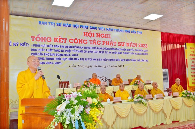 Thượng toạ Thích Bình Tâm, Phó Trưởng Ban thường trực Ban Trị sự thành phố triển khai về việc thành lập Ban Quản Trị các tự viện theo quy định của Hiến chương GHPGVN