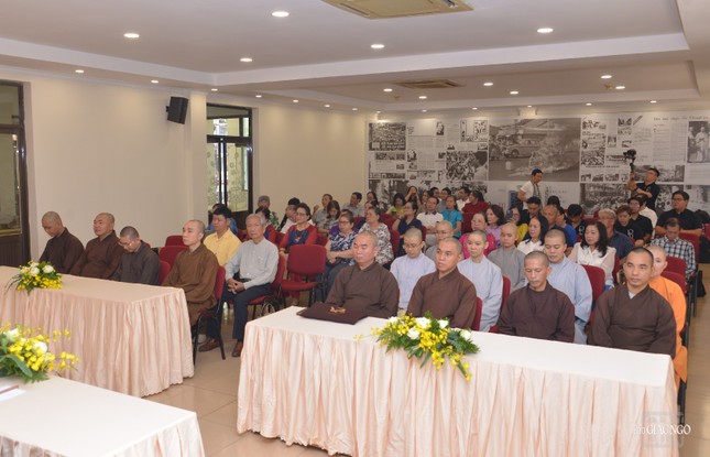 Chư tôn đức Ban Biên tập, nhân sĩ trí thức, nhân viên, phóng viên, biên tập viên, cộng tác viên báo tham dự