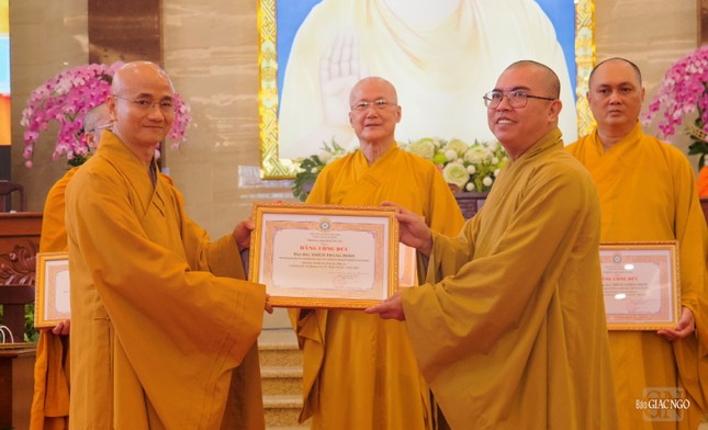 Đại đức Thích Trung Minh, Phó ban kiêm Trưởng Phân ban Thanh thiếu nhi Phật tử nhận Bằng công đức của Ban Trị sự GHPGVN TP.HCM Đại đức Thích Trung Minh, Phó ban kiêm Trưởng Phân ban Thanh thiếu nhi Phật tử nhận Bằng công đức của Ban Trị sự GHPGVN TP.HCM