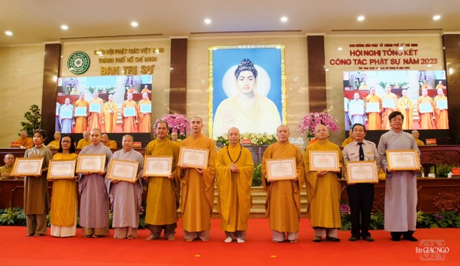 Có 27 cá nhân nhận Bằng công đức của Ban Trị sự GHPGVN TP.HCM Có 27 cá nhân nhận Bằng công đức của Ban Trị sự GHPGVN TP.HCM