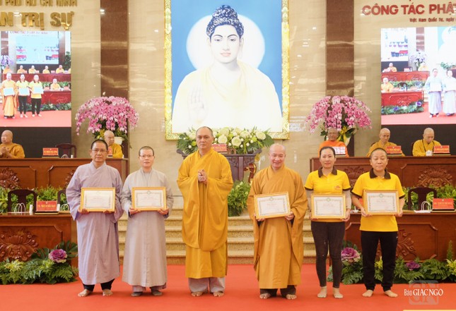 Thượng tọa Thích Thiện Chơn trao Bằng công đức của Ban Hướng dẫn Phật tử TP.HCM đến tập thể, cá nhân Ban Bảo trợ Thượng tọa Thích Thiện Chơn trao Bằng công đức của Ban Hướng dẫn Phật tử TP.HCM đến tập thể, cá nhân Ban Bảo trợ