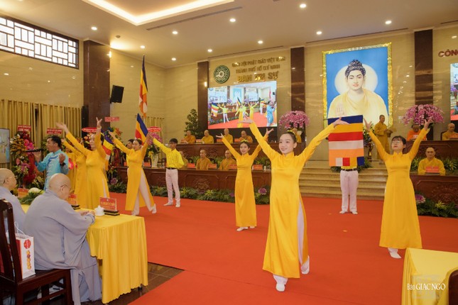 "Việt Nam Phật giáo sáng ngời hào quang" do Gia đình Phật tử chùa Hưng Phước biểu diễn "Việt Nam Phật giáo sáng ngời hào quang" do Gia đình Phật tử chùa Hưng Phước biểu diễn