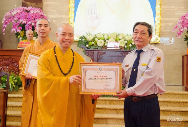 Thượng tọa Thích Quang Thạnh, Phó ban Trị sự kiêm Trưởng ban Giáo dục Phật giáo TP.HCM trao Bằng công đức đến huynh trưởng Thị Cư Nguyễn Thanh Minh, Trưởng Phân ban Gia đình Phật tử TP.HCM Thượng tọa Thích Quang Thạnh, Phó ban Trị sự kiêm Trưởng ban Giáo dục Phật giáo TP.HCM trao Bằng công đức đến huynh trưởng Thị Cư Nguyễn Thanh Minh, Trưởng Phân ban Gia đình Phật tử TP.HCM