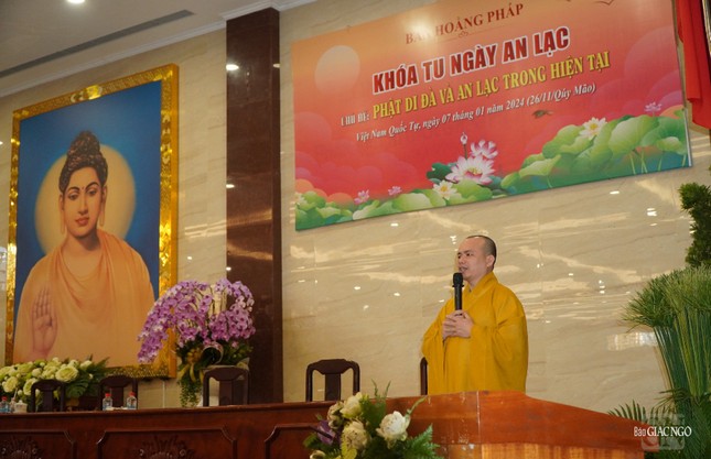 Đại đức Thích Thiện Lâm hướng dẫn đại chúng ...