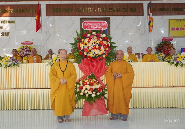 Thượng tọa Thích Quang Thạnh tặng lẵng hoa chúc mừngLaw Thượng tọa Thích Quang Thạnh tặng lẵng hoa chúc mừngLaw