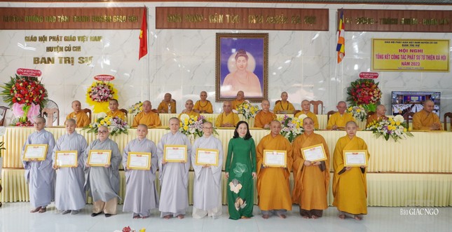 Bà Võ Thị Kiều Tiên, Chủ tịch UBMTTQVN H.Củ Chi trao Giấy khen đến các cá nhân và tập thể Bà Võ Thị Kiều Tiên, Chủ tịch UBMTTQVN H.Củ Chi trao Giấy khen đến các cá nhân và tập thể