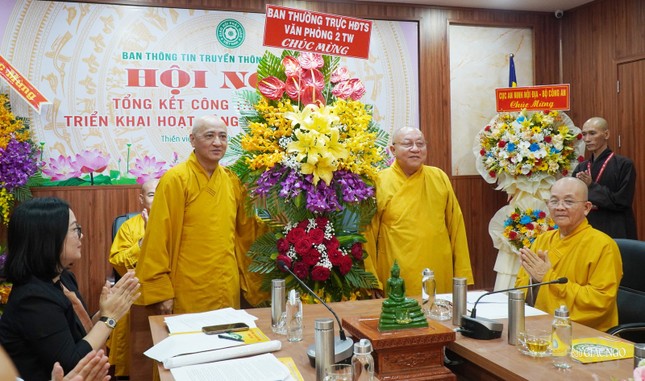 Hòa thượng Thích Huệ Thông trao lẵng hoa chúc mừng của Ban Thường trực Hội đồng Trị sự đến Ban Thông tin - Truyền thông T.Ư