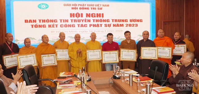 Các tập thể Ban Thông tin - Truyền thông T.Ư nhận Bằng Tuyên dương công đức