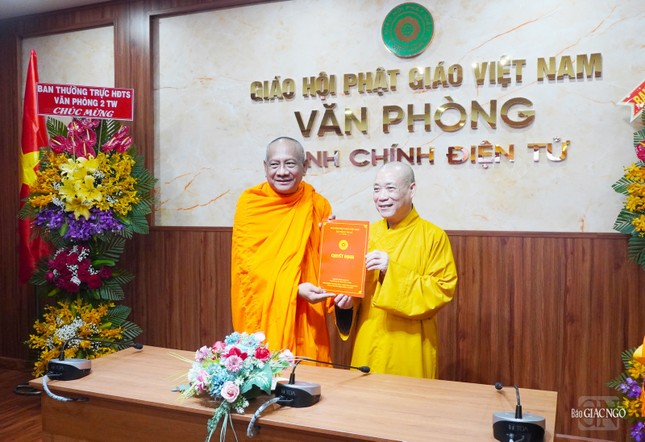 Hòa thượng Thích Bảo Nghiêm, Trưởng ban Hoằng pháp T.Ư trao quyết định đến Hòa thượng Danh Lung