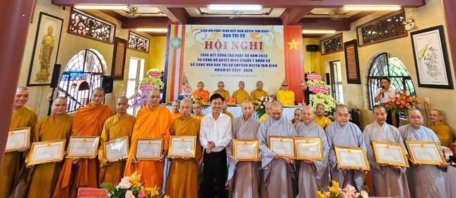 UBND H.Tam Bình trao Bằng khen đến tập thể, cá nhân đạt thành tích xuất sắc