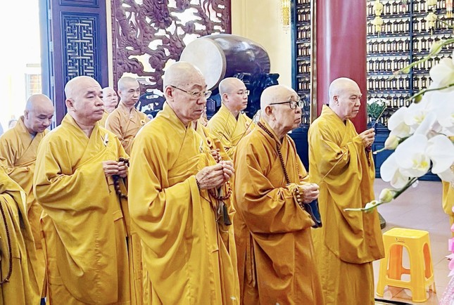 Chư tôn đức tưởng niệm Hòa thượng Thích Minh Thành tại chùa Ấn Quang sáng 19-1 - Ảnh: Nguyễn Đức Chư tôn đức tưởng niệm Hòa thượng Thích Minh Thành tại chùa Ấn Quang sáng 19-1 - Ảnh: Nguyễn Đức