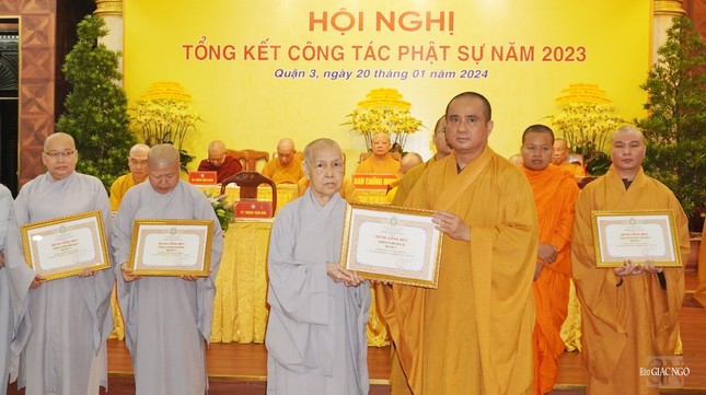 Thượng tọa Thích Tâm Hải trao Bằng công đức Thượng tọa Thích Tâm Hải trao Bằng công đức