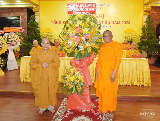 Hòa thượng Danh Lung trao lẵng hoa chúc mừng của Ban Thường trực GHPGVN TP.HCM Hòa thượng Danh Lung trao lẵng hoa chúc mừng của Ban Thường trực GHPGVN TP.HCM